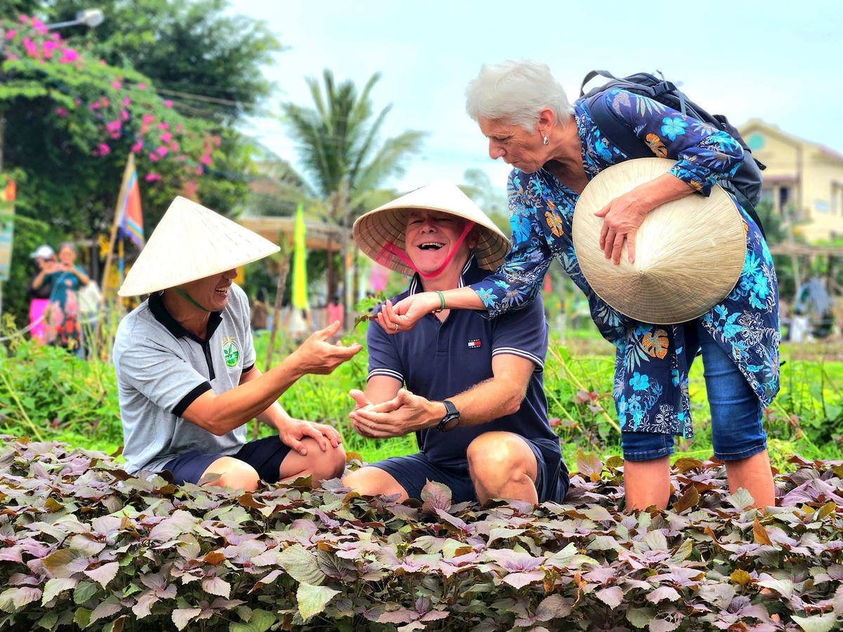 Du khách trải nghiệm trồng rau ở làng Trà Quế, Hội An, Quảng Nam