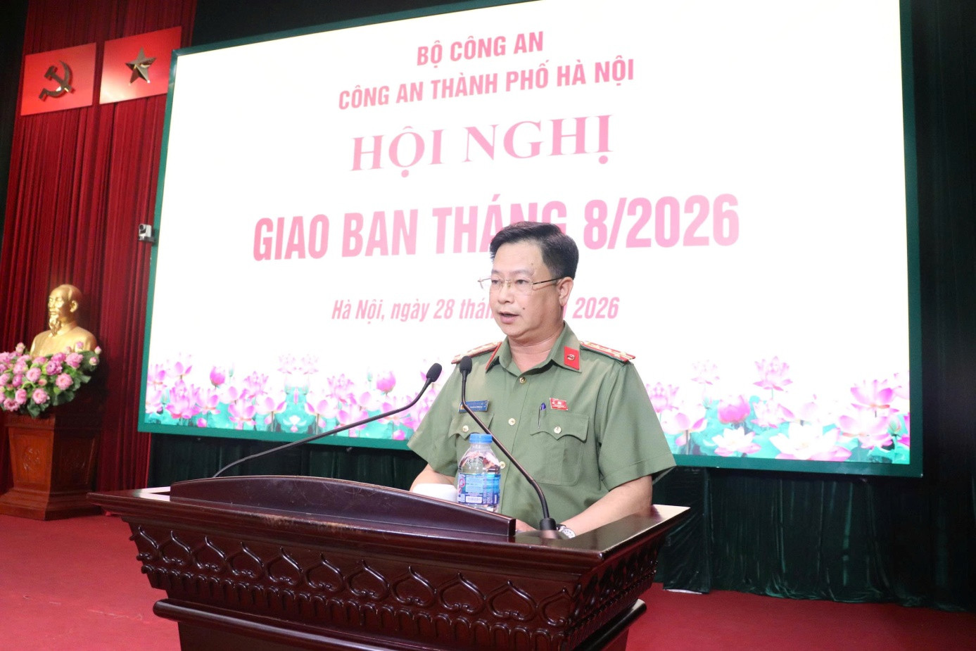 Đại tá Nguyễn Anh Tuấn, Trưởng phòng Tham mưu CATP báo cáo tóm tắt nội dung kết luận, chỉ đạo của đồng chí Bộ trưởng Bộ Công an và báo cáo kết quả công tác tháng 8, nhiệm vụ trọng tâm tháng 9/2026 của CATP. (