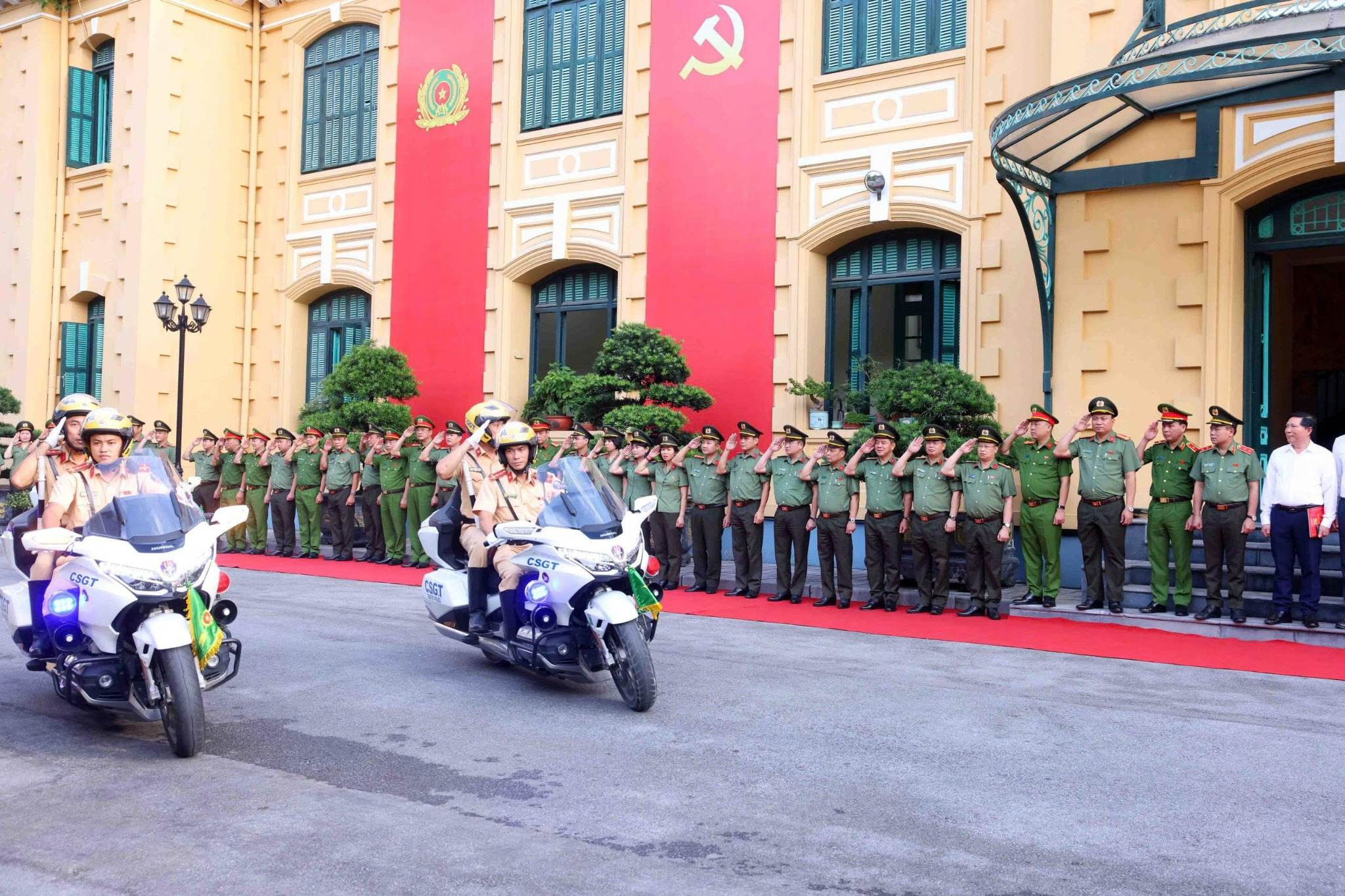 Trung tướng Nguyễn Thanh Tùng, Giám đốc CATP cùng các đại biểu duyệt diễu hành phương tiện ra quân bảo đảm an ninh, trật tự dịp Quốc khánh 2/9. (
