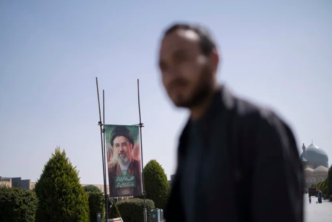 Chân dung của Lãnh tụ tối cao mới của Iran Ayatollah Mojtaba Khamenei, con trai của cố Lãnh tụ tối cao Ayatollah Ali Khamenei, tại quảng trường lịch sử Naqsh-e Jahan ở Isfahan, Iran, ngày 11/3