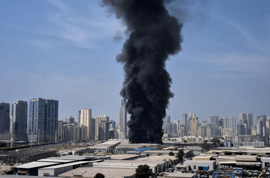Một cột khói đen bốc lên từ một nhà kho tại khu công nghiệp thành phố Sharjah, Các Tiểu vương quốc Ảrập Thống nhất, sau khi có báo cáo về các cuộc tấn công của Iran ở Dubai, ngày 1/3
