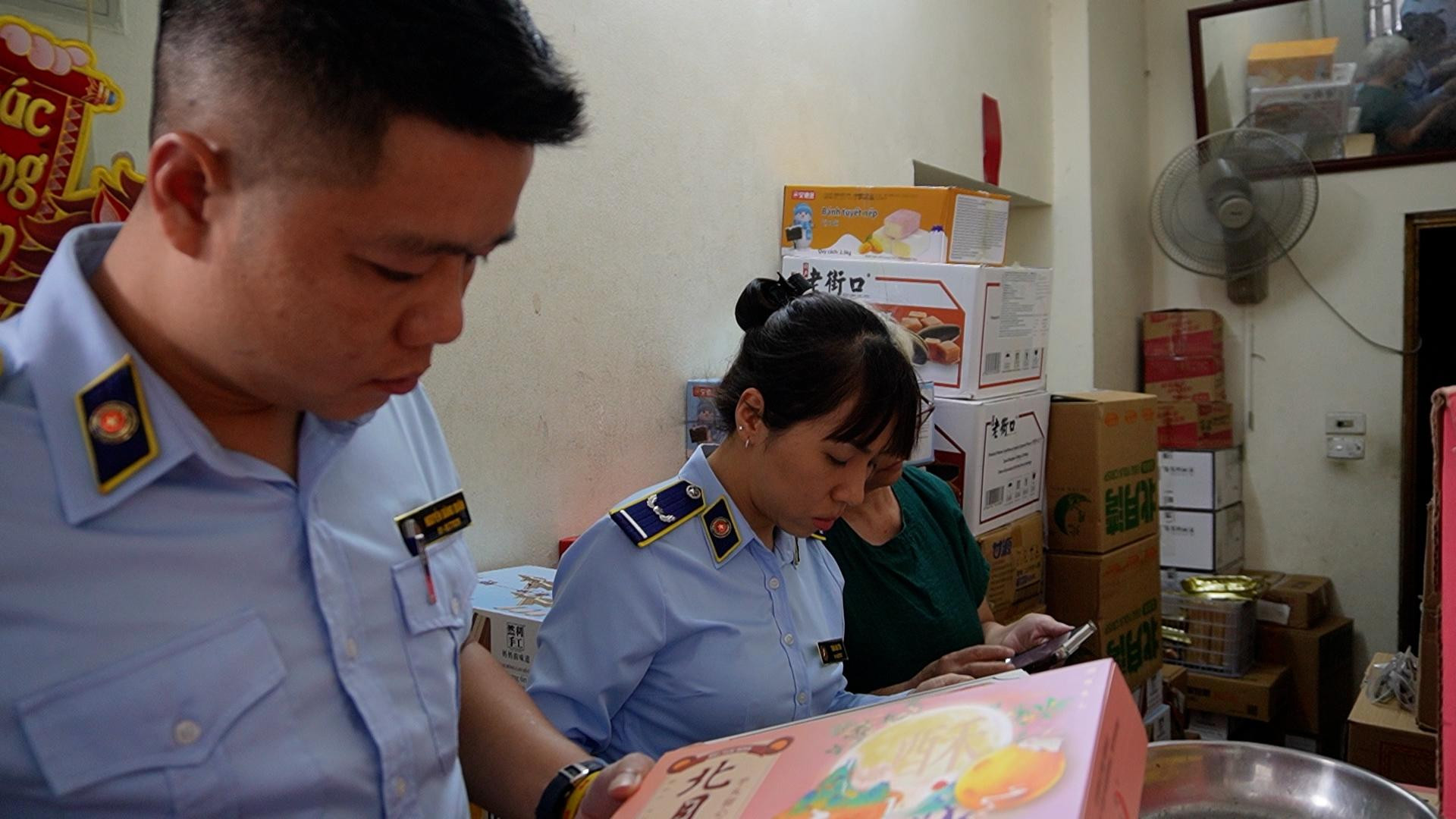 Lực lượng quản lý thị trường tăng cường kiểm tra, kiểm soát thị trường dịp Tết Trung thu năm 2026. Ảnh QLTT