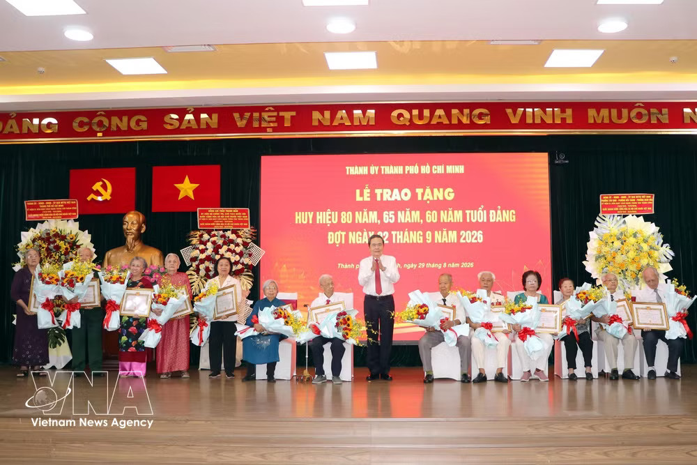 vnanet-potal-chu-tich-quoc-hoi-trao-tang-huy-hieu-dang-tai-thanh-pho-ho-chi-minh-8992344.jpg