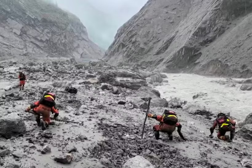 Rescue workers operate at a site devastated by flash floods and landslides in Tibet Autonomous Region, China, on August 29, 2026 (Photo: Xinhua/VNA)