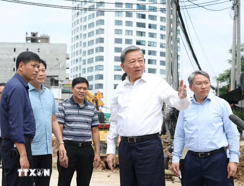 Tổng Bí thư, Chủ tịch nước Tô Lâm đi kiểm tra thực địa tại Dự án đầu tư xây dựng đường Vành đai 1 (đoạn Hoàng Cầu-Voi Phục). (Ảnh: Thống Nhất/TTXVN)