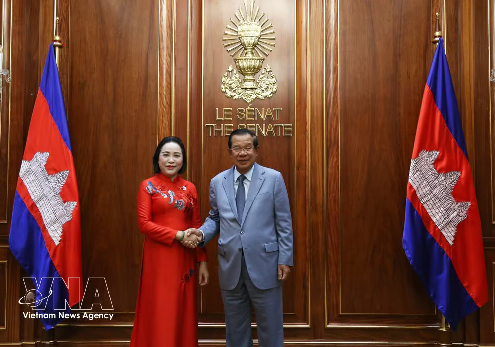 Cambodian Senate President Samdech Techo Hun Sen welcomes NA Vice President Nguyen Thi Thanh. (Photo: VNA) vnanet-potal-pho-chu-tich-quoc-hoi-nguyen-thi-thanh-chao-xa-giao-chu-tich-thuong-vien-campuchia-8990933.jpg