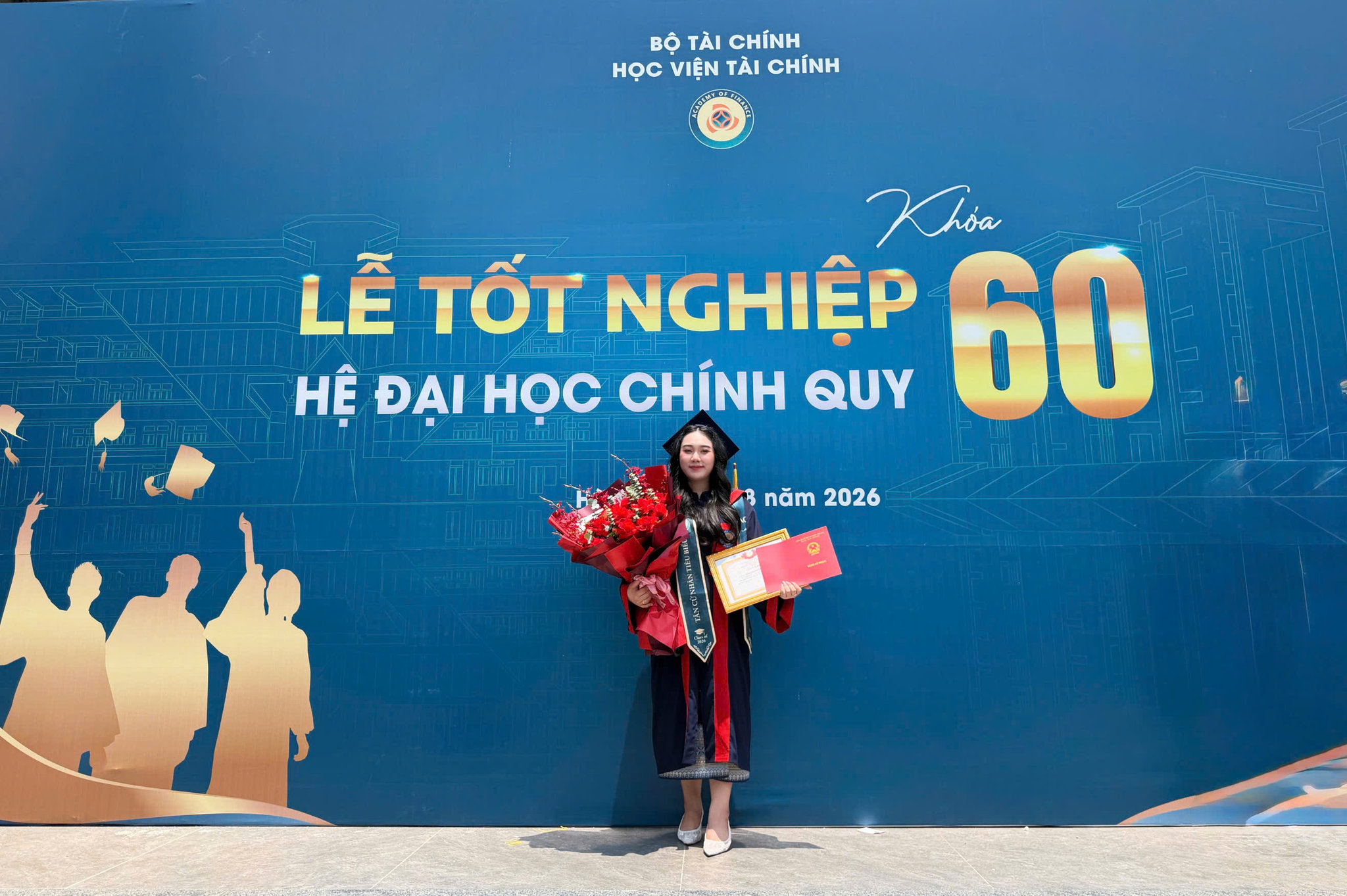 Em Silinapha Keopaseuth trong lễ bế giảng và trao bằng tốt nghiệp hệ đại học chính quy Khóa 60 của Học viện Tài chính