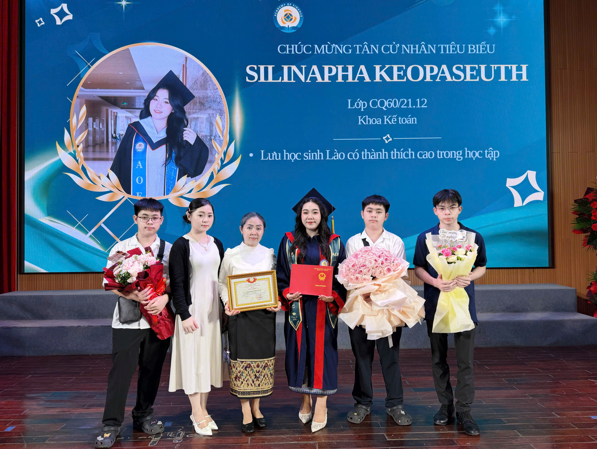 Silinapha Keopaseuth cùng gia đình tại lễ bế giảng