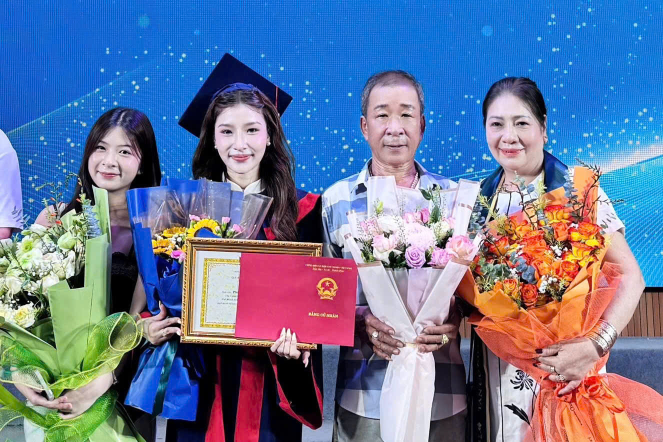 Phetsamone Lorphengsi cùng gia đình