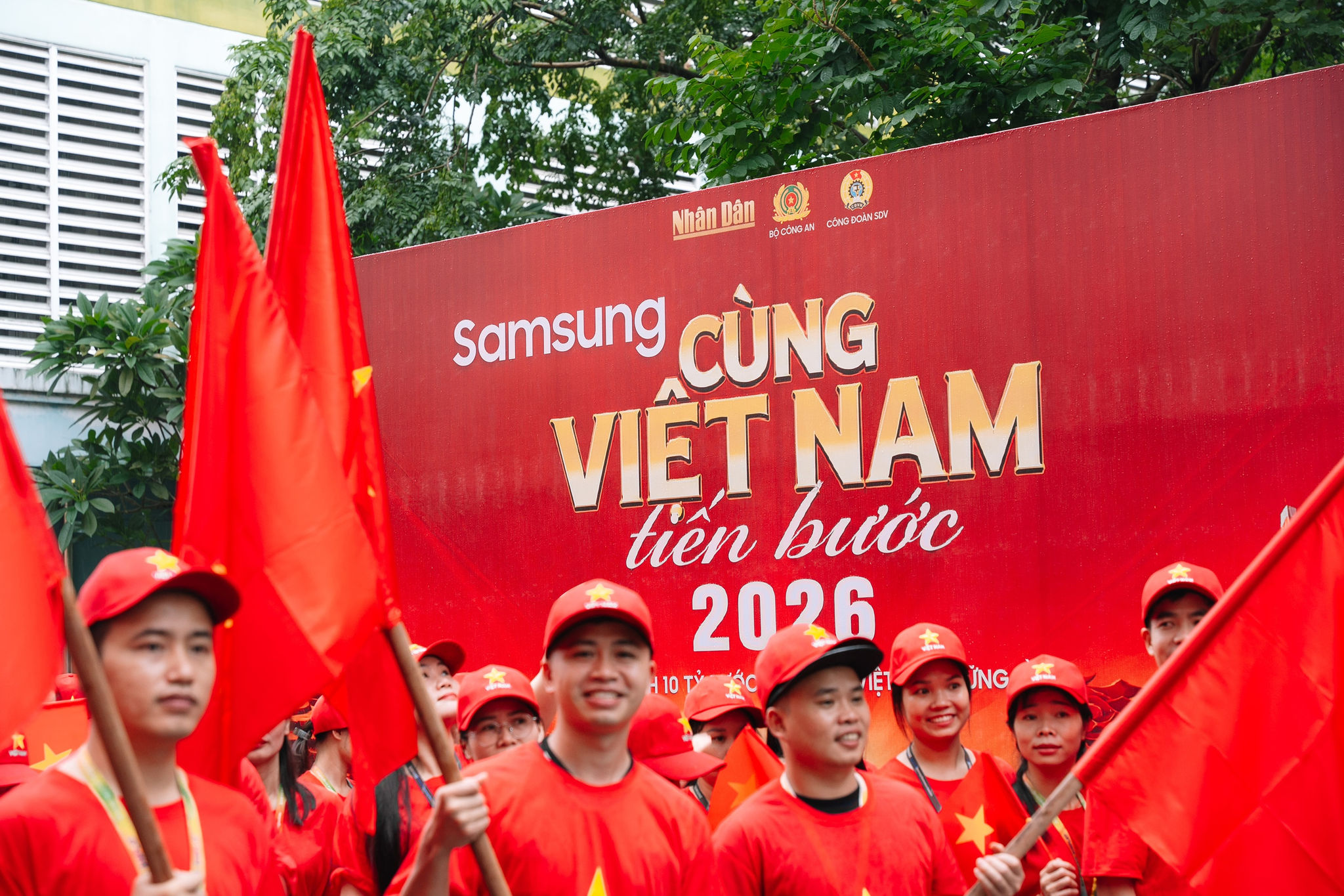3. Nhân viên Samsung trong trang phục cờ đỏ sao vàng hưởng ứng Chương trình Cùng VN tiến bước