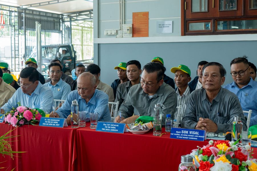 Thứ trưởng Bộ Nông nghiệp, Lâm nghiệp và Thủy sản Campuchia (bìa phải) Sok Visal tham dự buổi Hội thảo tại xã Vĩnh Điều, tỉnh An Giang vào chiều ngày 28/8
