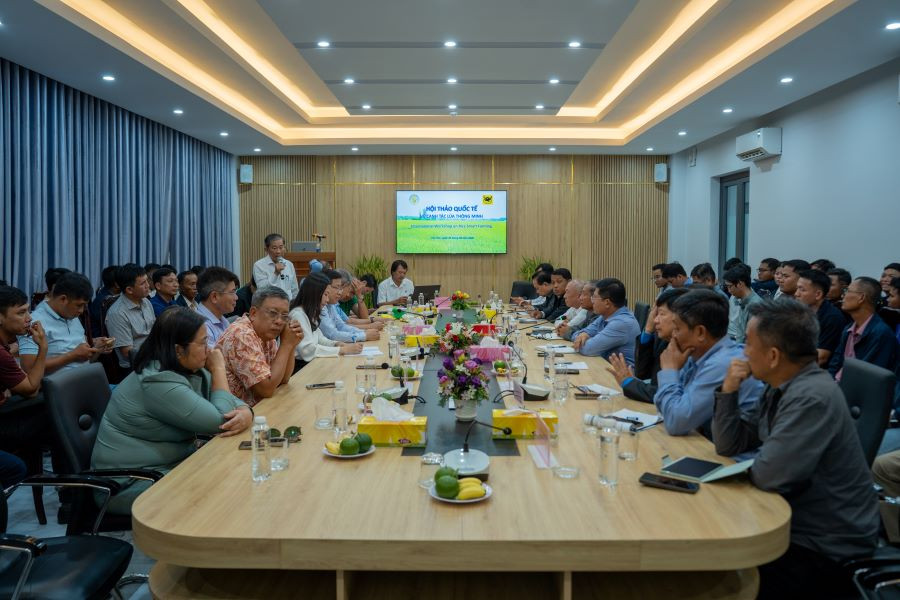 Quang cảnh Hội thảo quốc tế “Về canh tác lúa thông minh” với sự tham dự của các chuyên gia, nhà quản lý và đại biểu trong nước, quốc tế tại Viện lúa Đồng bằng sông Cửu Long ngày 29/8