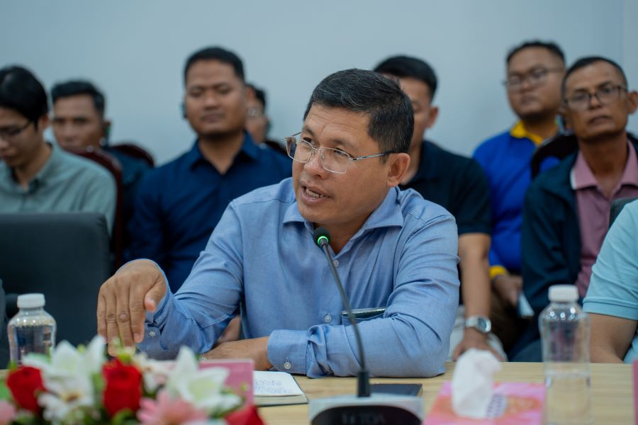 TS. Kong Kea - Cục trưởng Cục Lúa gạo, Tổng cục Nông học - Bộ Nông nghiệp, Lâm nghiệp và Thủy sản Campuchia trao đổi phát biểu tại Hội thảo quốc tế về Canh tác lúa thông minh tại Viện lúa Đồng bằng sông Cửu Long