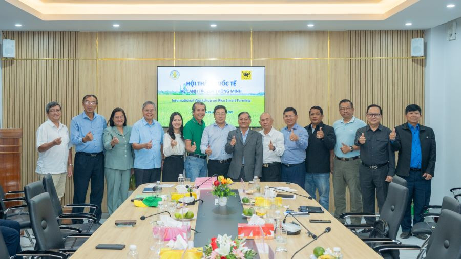 Các đại biểu hai quốc gia chụp hình lưu niệm sau buổi Hội thảo quốc tế về Canh tác lúa thông minh tại Viện lúa Đồng bằng sông Cửu Long ngày 29/8