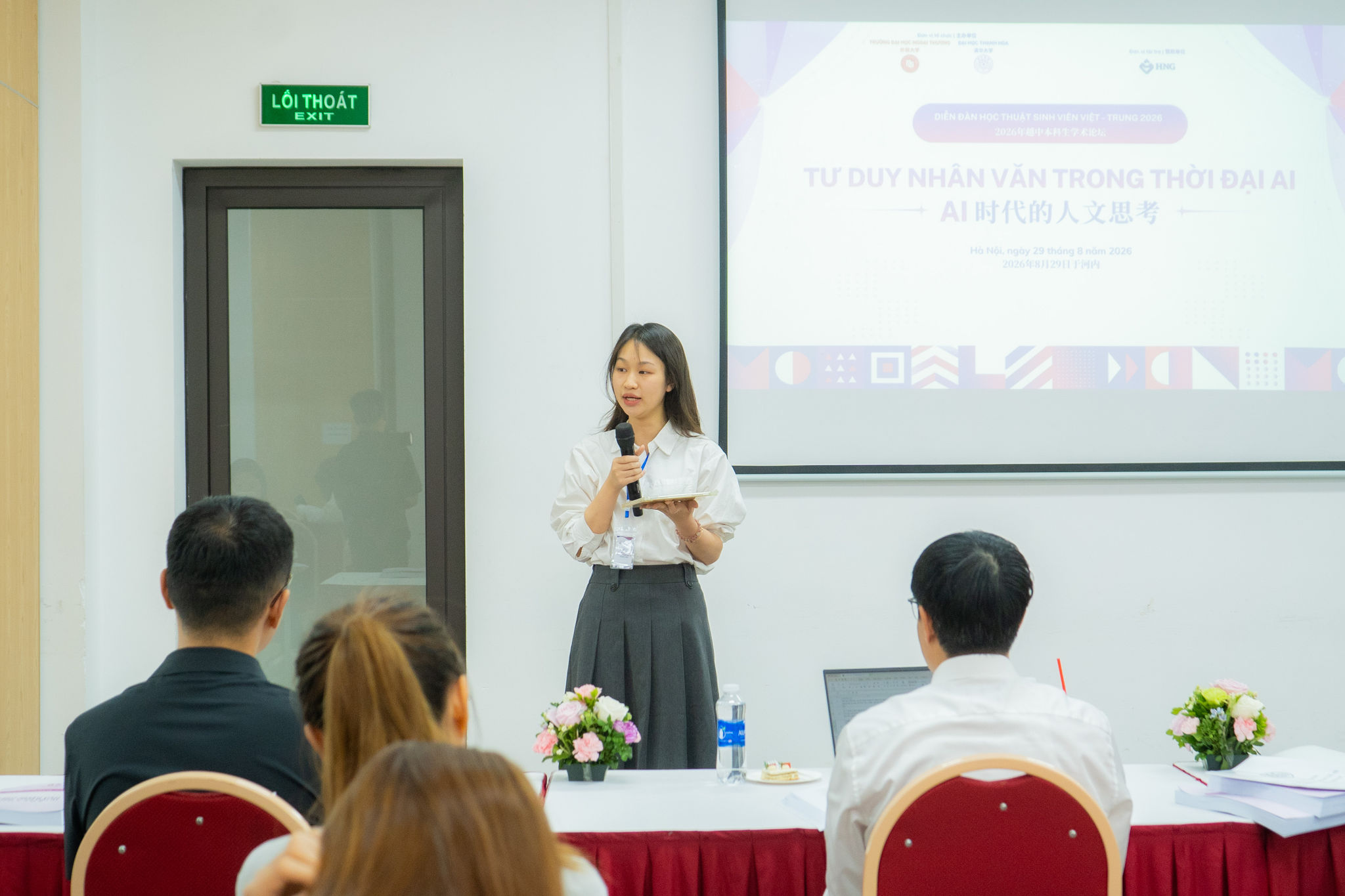 Sinh viên hai trường trình bày, phản biện và trao đổi học thuật tại ba phiên song song