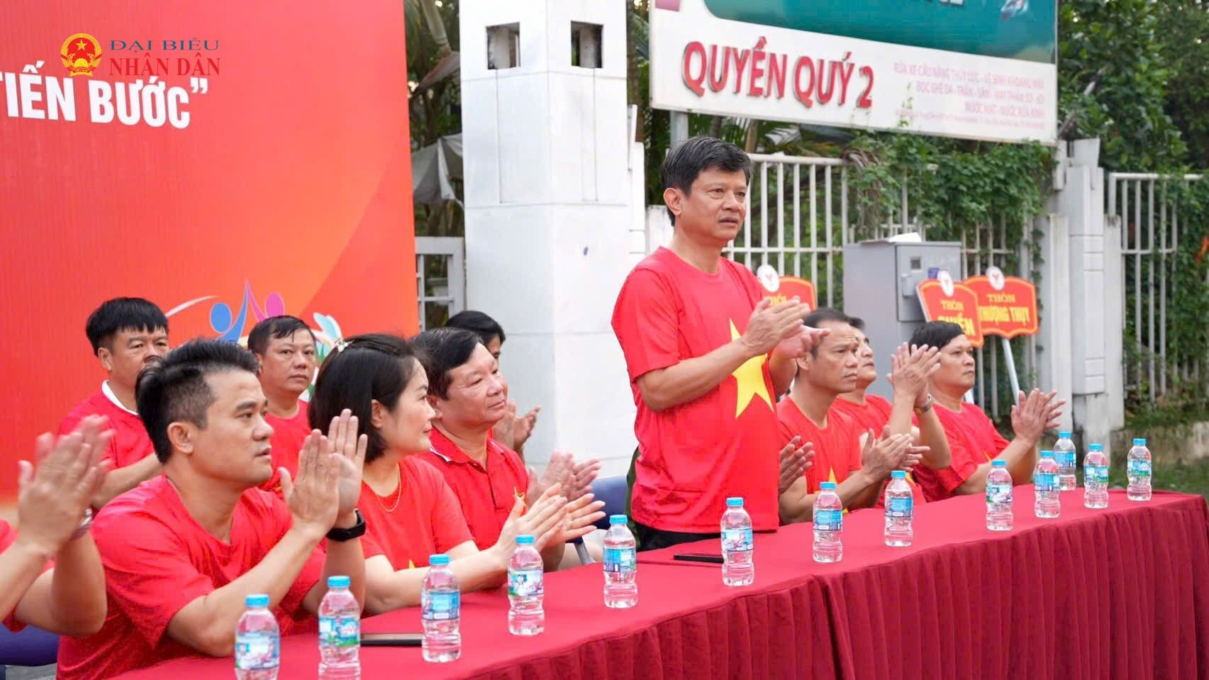 Trong sắc áo cờ đỏ sao vàng rực rỡ, không khí nơi đây trở nên rộn ràng, náo nức hơn bao giờ hết. Tất cả đều chung một niềm háo hức, chờ đợi giây phút chính thức bước vào hành trình mang đầy ý nghĩa tự hào.
