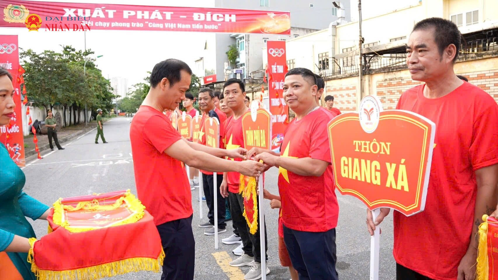 Đại diện Ban tổ chức trân trọng trao cờ tham gia hoạt động cho các khối, đơn vị xuất phát. Khoảnh khắc những lá cờ đỏ thắm tung bay trong gió mùa thu cũng là lúc hiệu lệnh bắt đầu vang lên.
