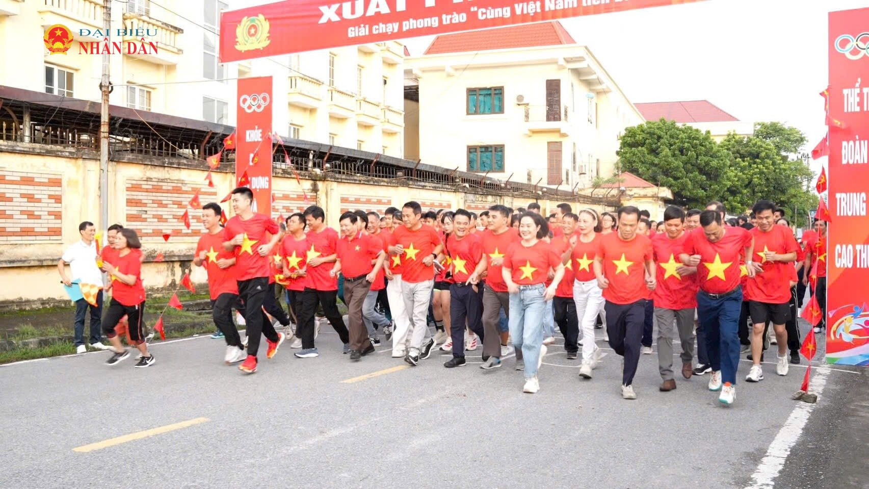 Hàng trăm người dân cùng đồng loạt sải những bước chân tự hào đầu tiên, mang theo khí thế sục sôi của ngày hội non sông.