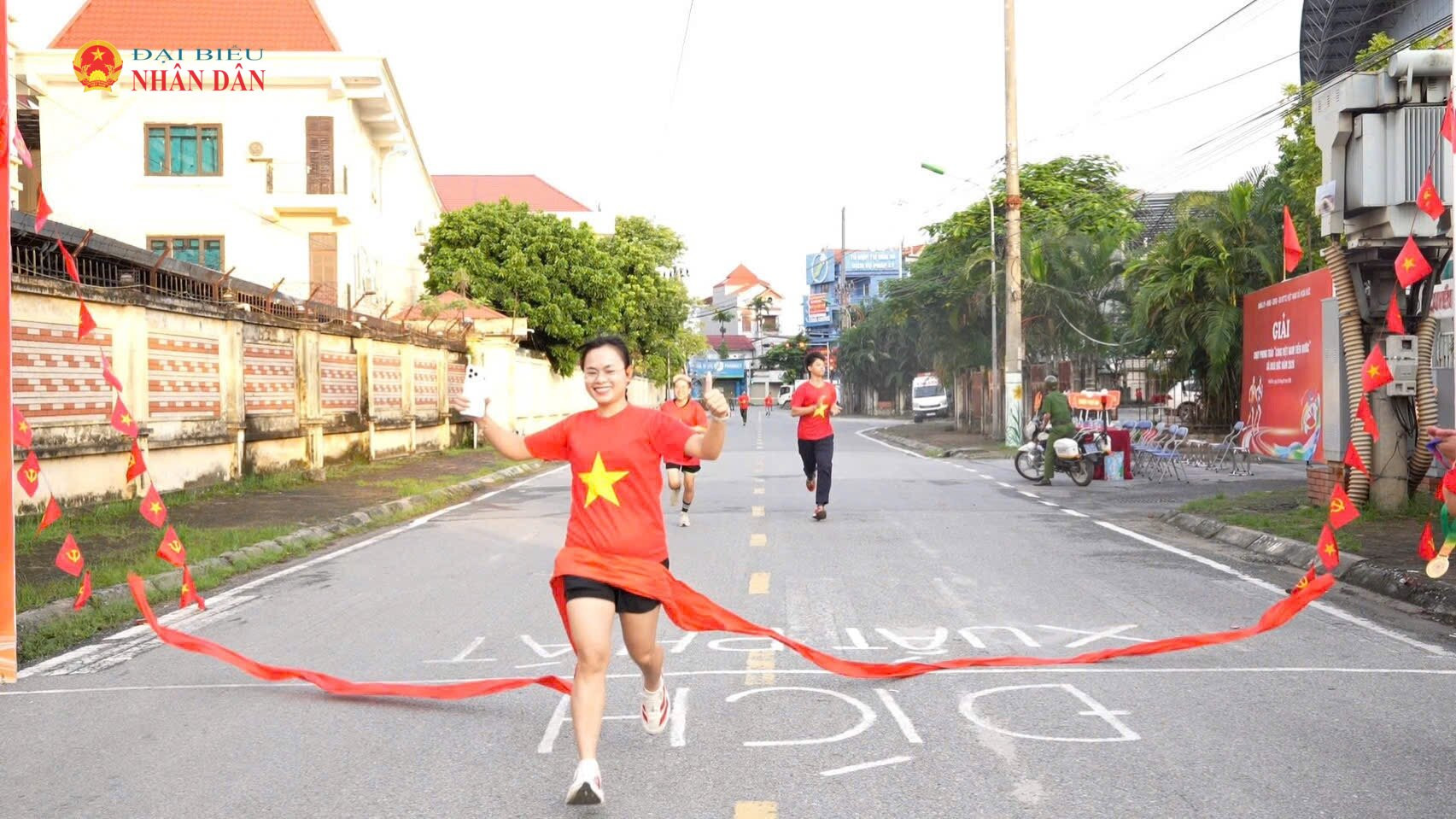 Là một trong những người về đích đầu tiên, chị L. (đoàn viên thanh niên xã Hoài Đức) hào hứng chia sẻ: ”Hoàn thành chặng đường hôm nay không chỉ là cách để vượt qua giới hạn bản thân, rèn luyện sức khỏe mà còn mang ý nghĩa lớn lao hơn thế. Những bước chân đồng hành cùng mọi người thực sự đã tiếp…