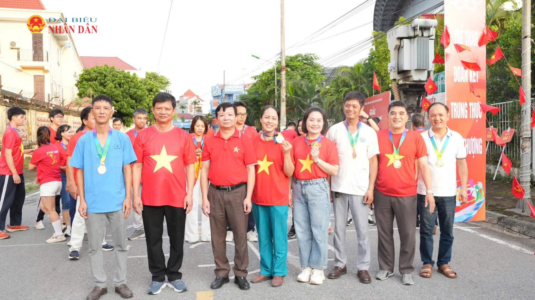 Các đại biểu chụp ảnh lưu niệm tại sự kiện.