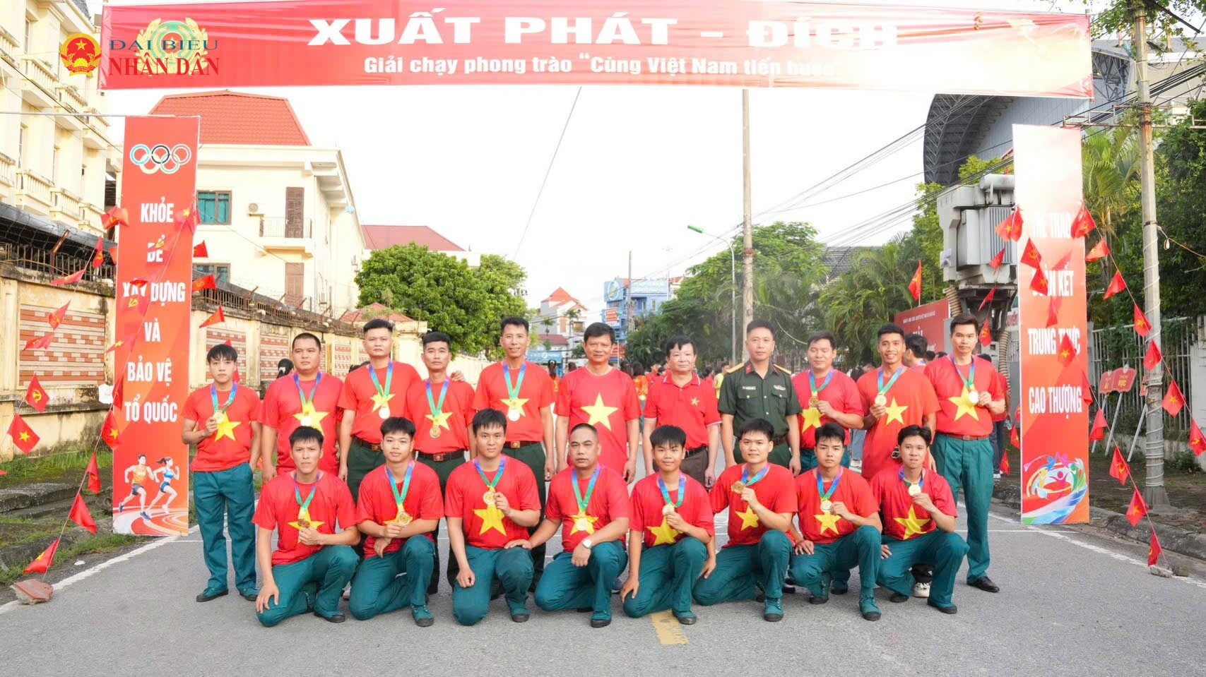 Các đại biểu chụp ảnh lưu niệm tại sự kiện.