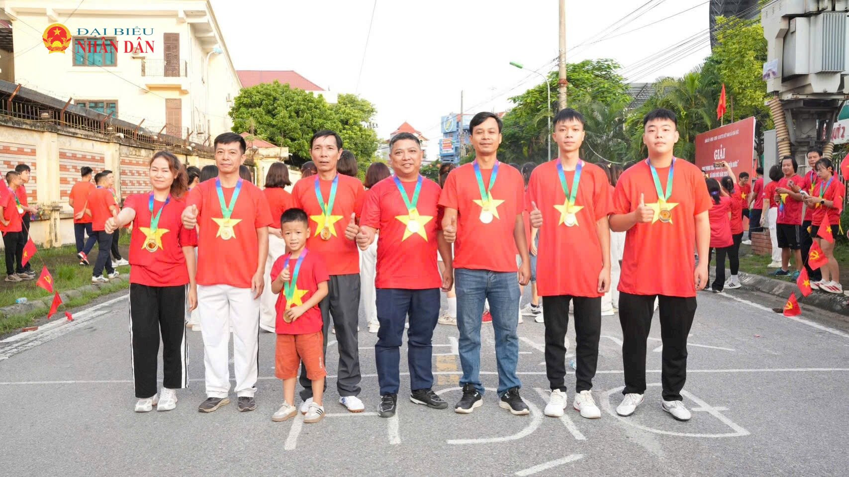 Các đại biểu chụp ảnh lưu niệm tại sự kiện.