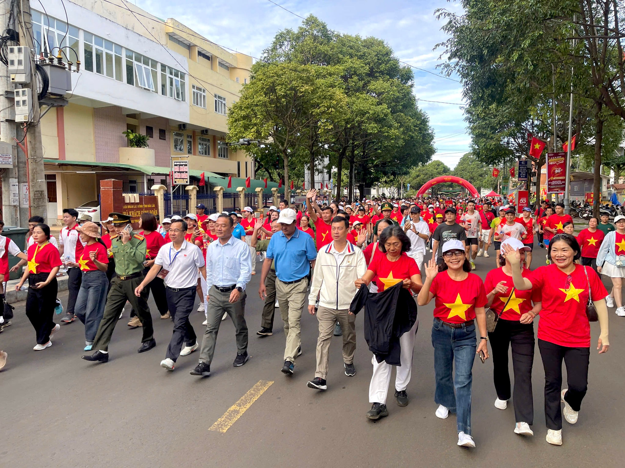Lãnh đạo tỉnh và đông đảo người dân cùng đi bộ, hưởng ứng chương trình