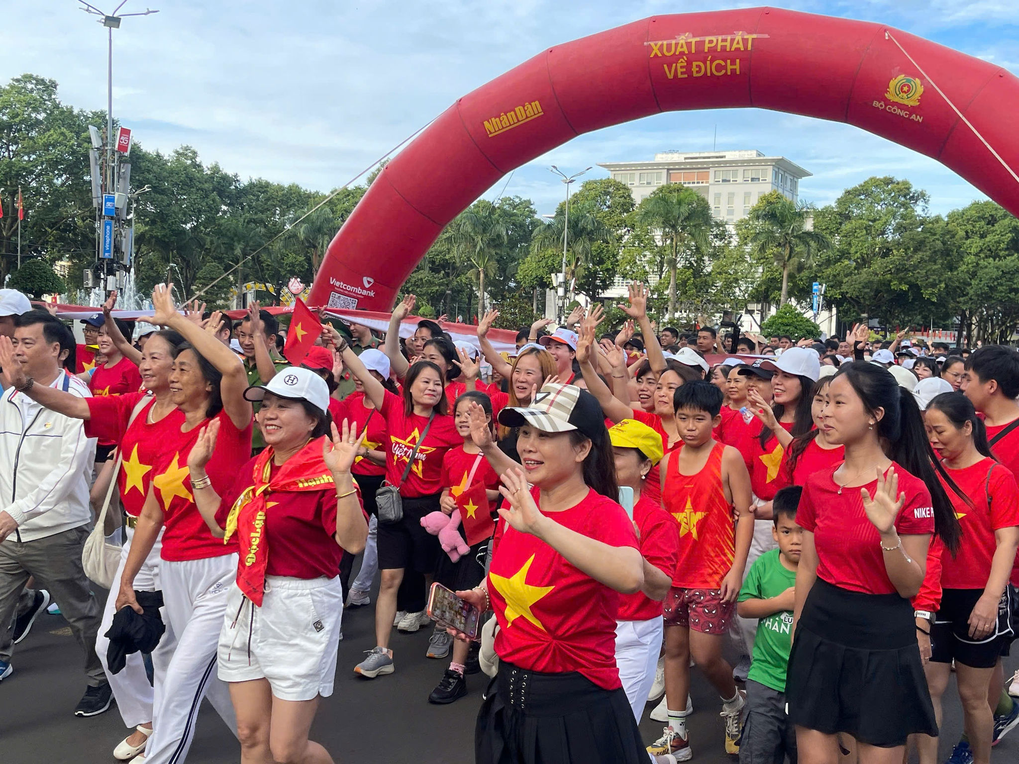 Đông đảo người dân ở nhiều lứa tuổi hưởng ứng chương trình tại các địa phương trên địa bàn Đắk Lắk