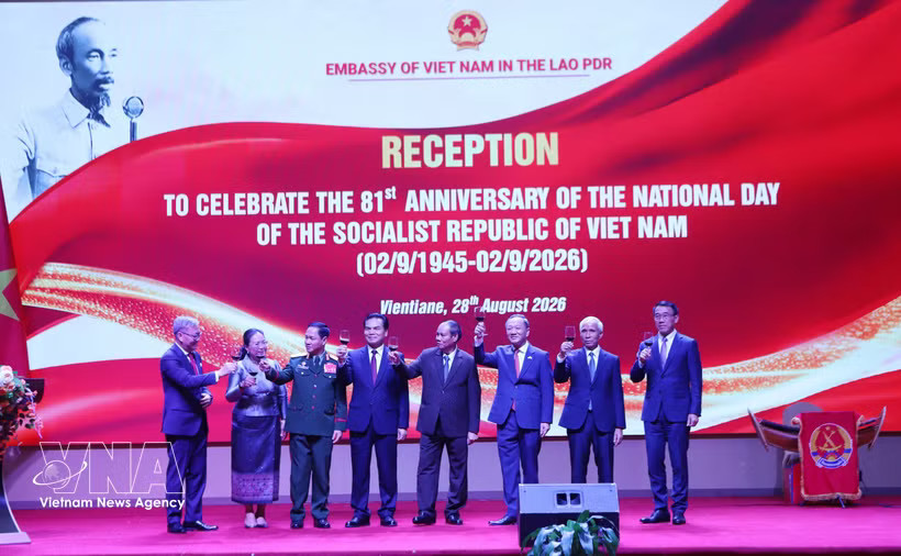 Vietnamese Ambassador to Laos Nguyen Minh Tam (third from right) and Lao officials toast the 81st anniversary of the August Revolution and National Day of Vietnam at the ceremony in Vientiane on August 28. (Photo: VNA)