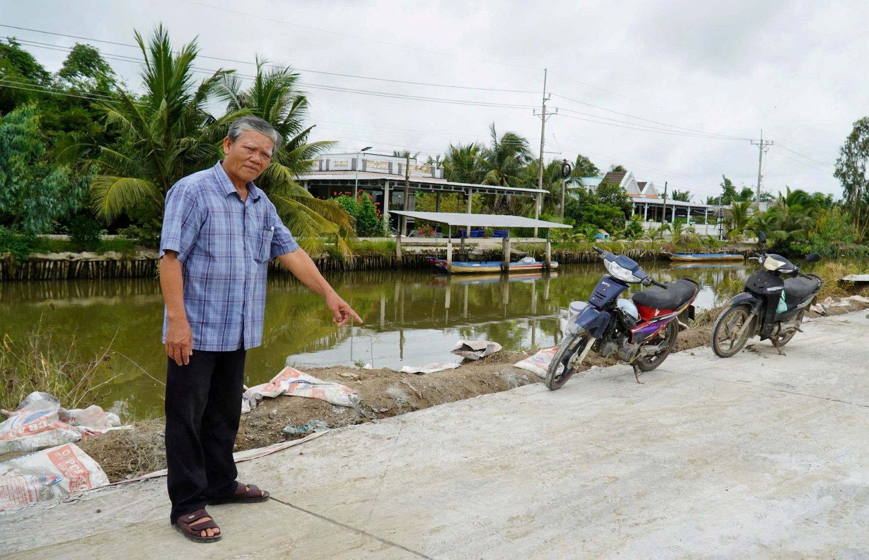 Ông Trần Văn Khải và người dân ấp Bình An vui mừng khi tuyến lộ giao thông nông thôn ấp được đầu tư xây dựng, đáp ứng nguyện vọng bà con sau nhiều năm chờ đợi