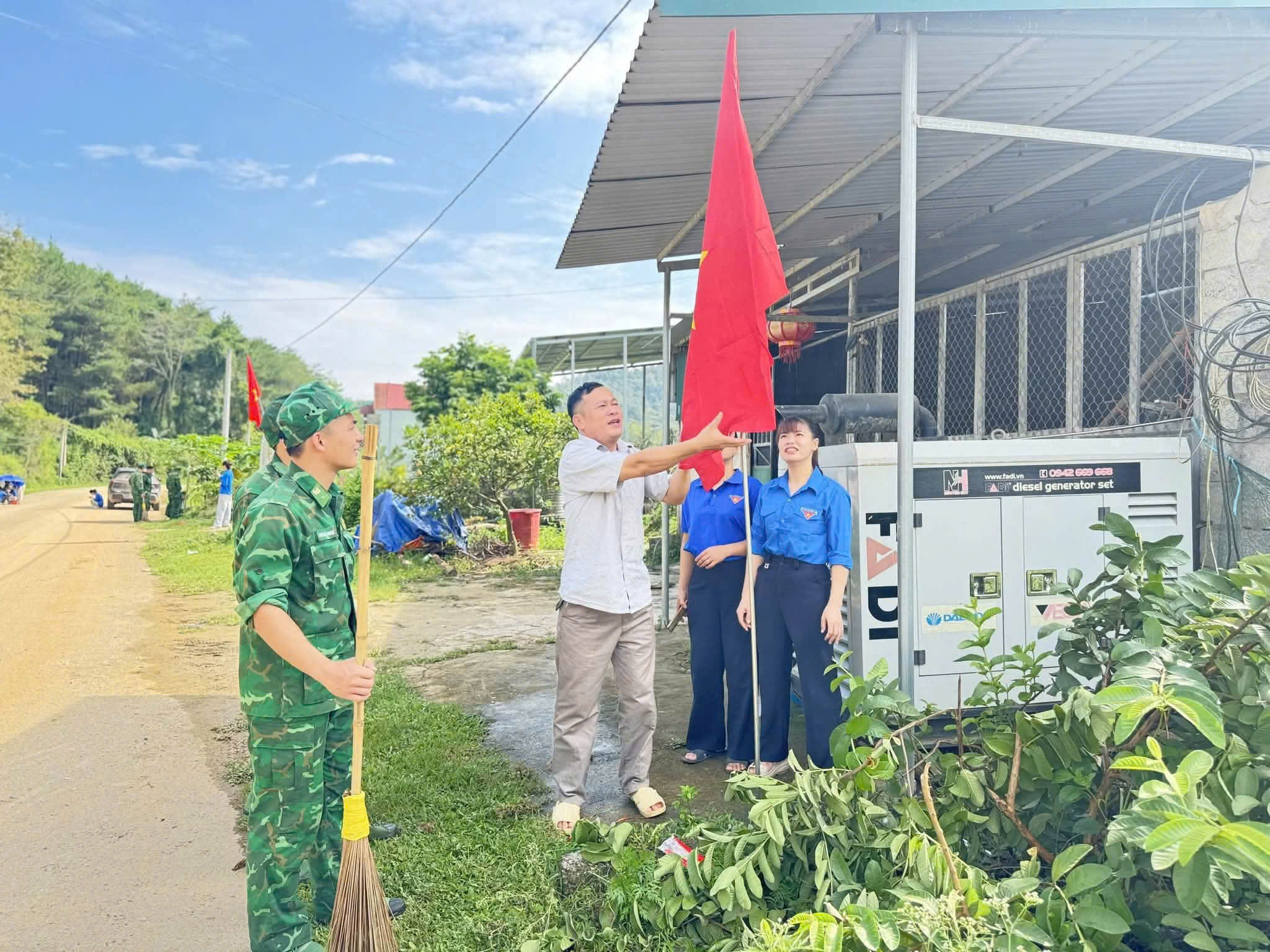Chi đoàn Đồn Biên phòng Ngọc Côn trao tặng cờ Tổ quốc cho Nhân dân xóm Hoàng Lục