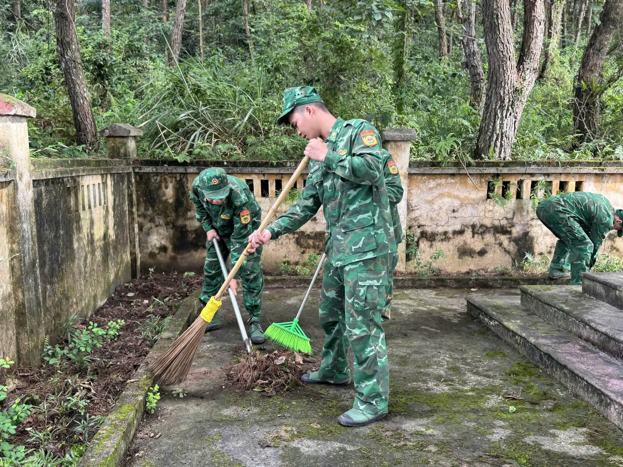 Cán bộ, chiến sĩ Đồn Biên phòng Ngọc Côn và các đoàn viên Đoàn xã Đình Phong tham gia phát quang, thu gom rác thải, vệ sinh khuôn viên Nghĩa trang và Khu di tích Đền Hoàng Lục