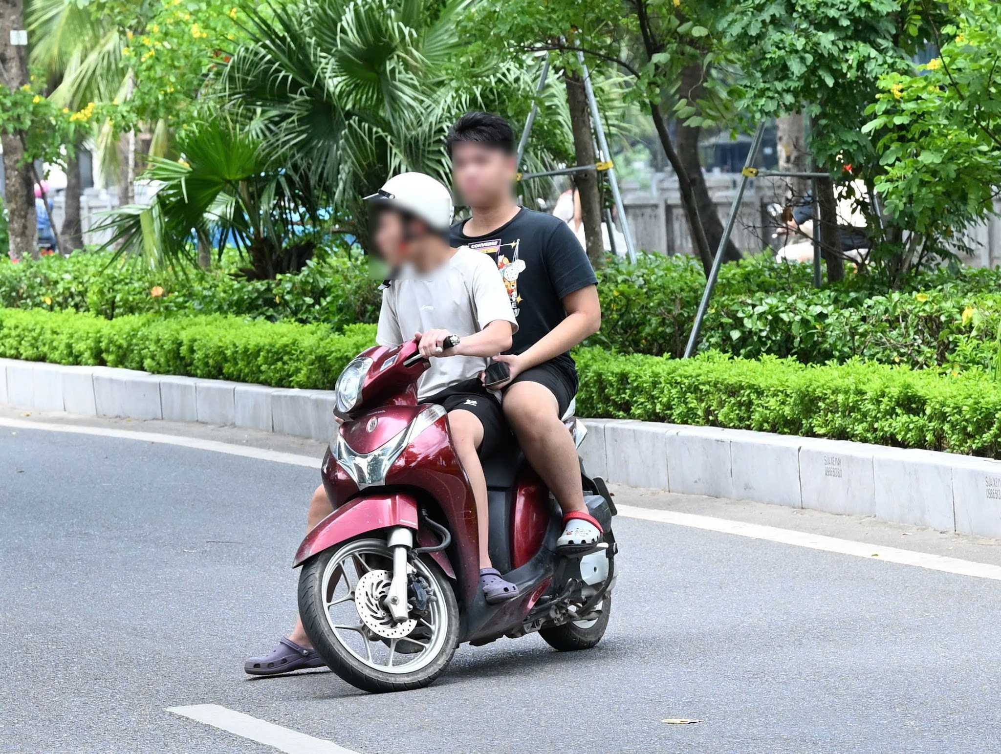 Trường hợp không đội mũ bảo hiểm quay đầu xe bỏ chạy