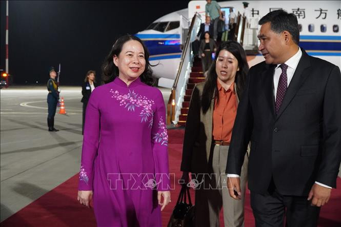 Phó Chủ tịch thứ nhất Nội các Daniyar Amangeldiev đón Phó Chủ tịch nước Võ Thị Ánh Xuân tại sân bay quốc tế Manas, thủ đô Bishkek