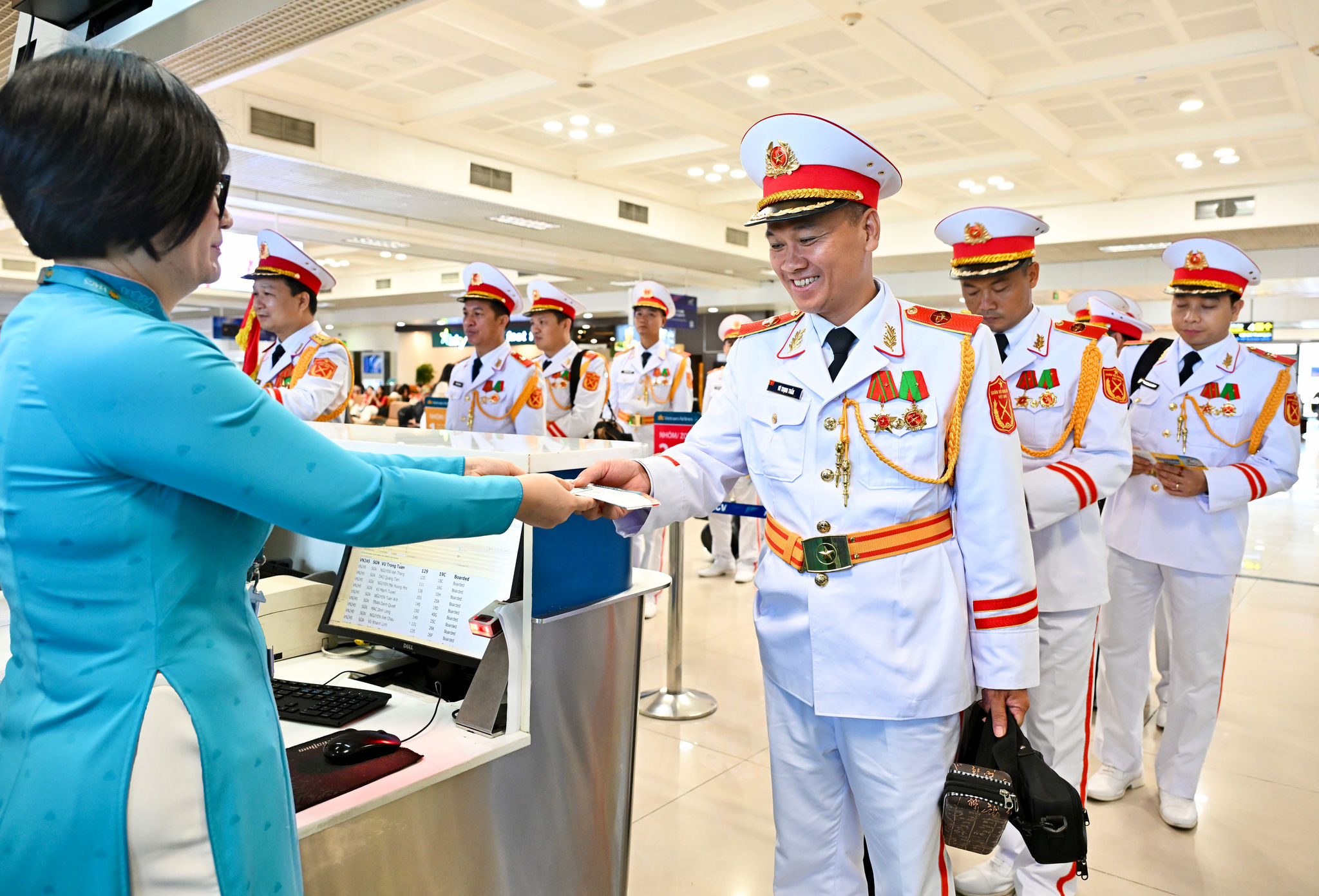 Giai điệu Quốc khánh vang lên ở độ cao 10.000 mét trên chuyến bay Vietnam Airlines