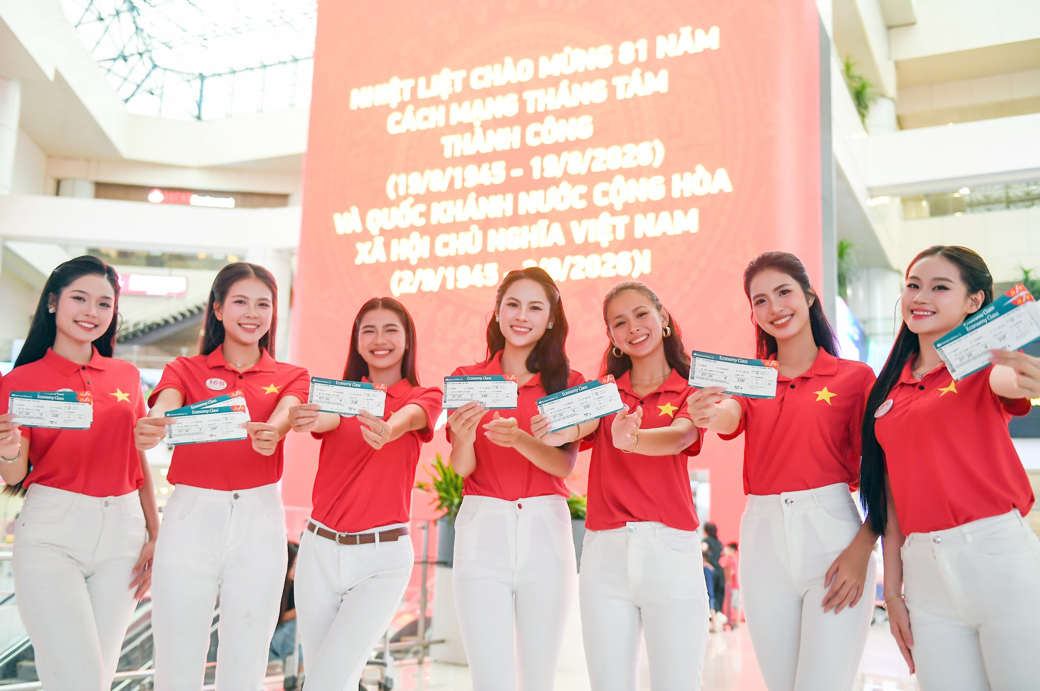 Các thí sinh Hoa hậu Việt Nam 2026 làm thủ tục tại sân bay Nội Bài trước chuyến bay VN245 từ Hà Nội đến TP.Hồ Chí Minh. Ngay từ khi làm thủ tục, hành khách nhận thẻ lên tàu được thiết kế riêng với hình ảnh cờ Tổ quốc