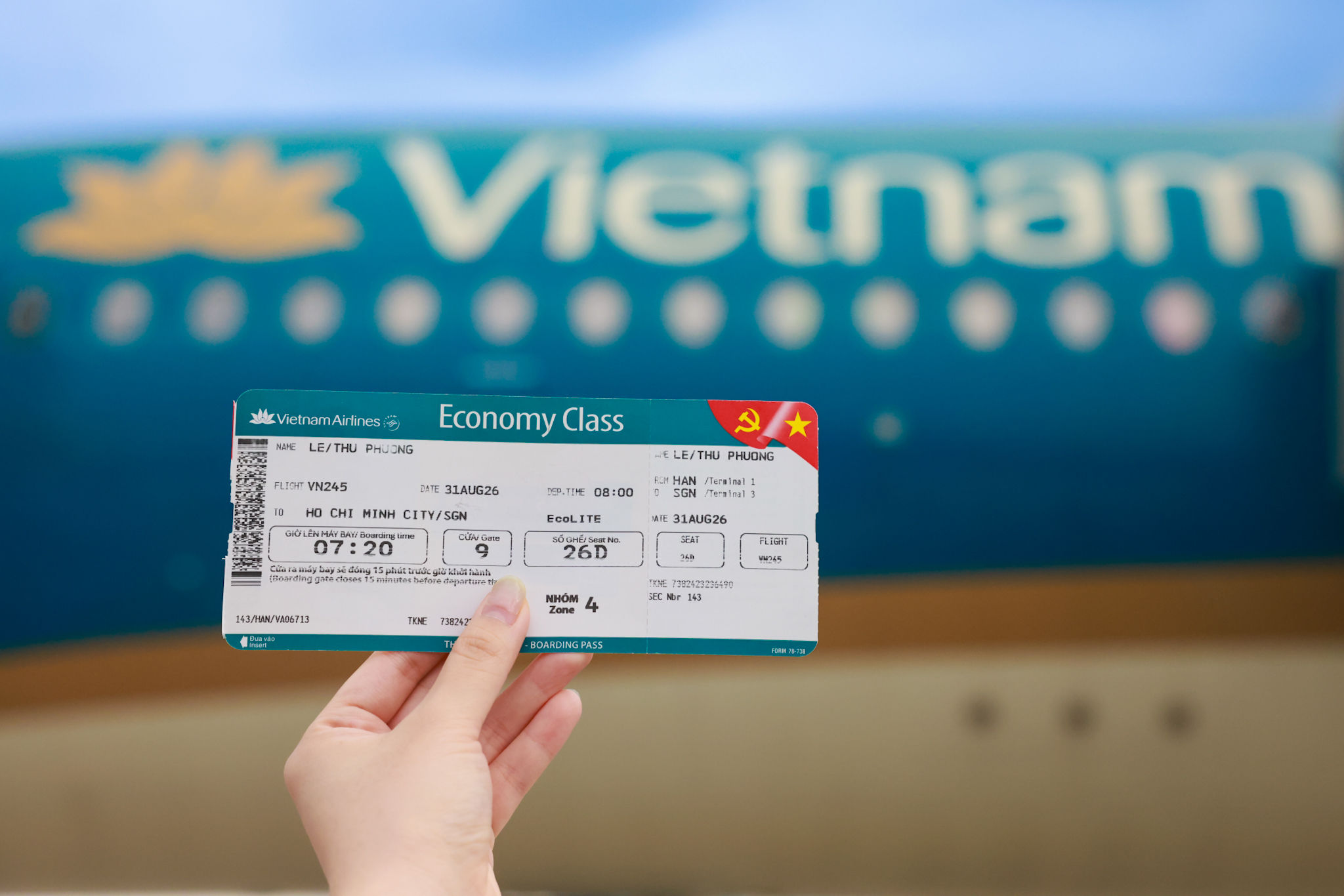Thẻ lên tàu của hành khách ngày 2/9 được thiết kế với hình ảnh cờ Tổ quốc. Chuyến bay cất cánh từ sân bay Nội Bài lúc 8h00 với 220 hành khách trên khoang máy bay Airbus A350. Khi đạt độ cao hành trình, các thí sinh Hoa hậu Việt Nam đi dọc khoang trao những lá cờ Tổ quốc. Sắc đỏ dần xuất hiện trên…