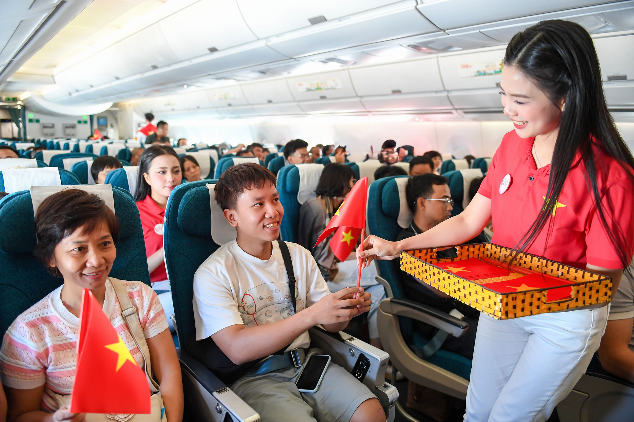 Những lá cờ Tổ quốc được trao tới hành khách trước khi chương trình âm nhạc bắt đầu