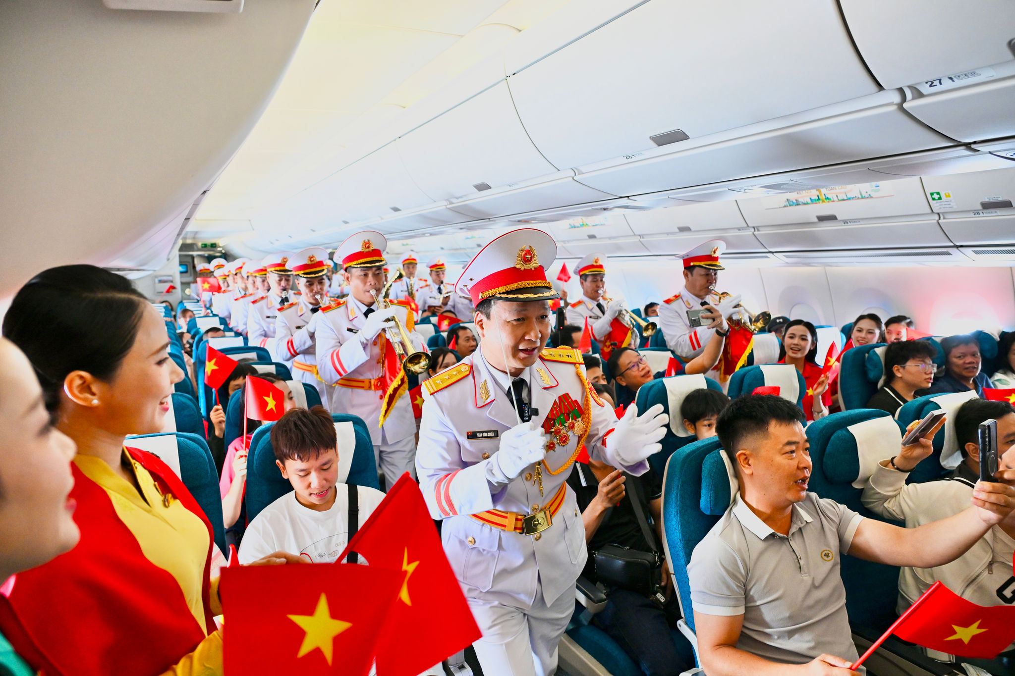 Giai điệu Quốc khánh vang lên ở độ cao 10.000 mét trên chuyến bay Vietnam Airlines