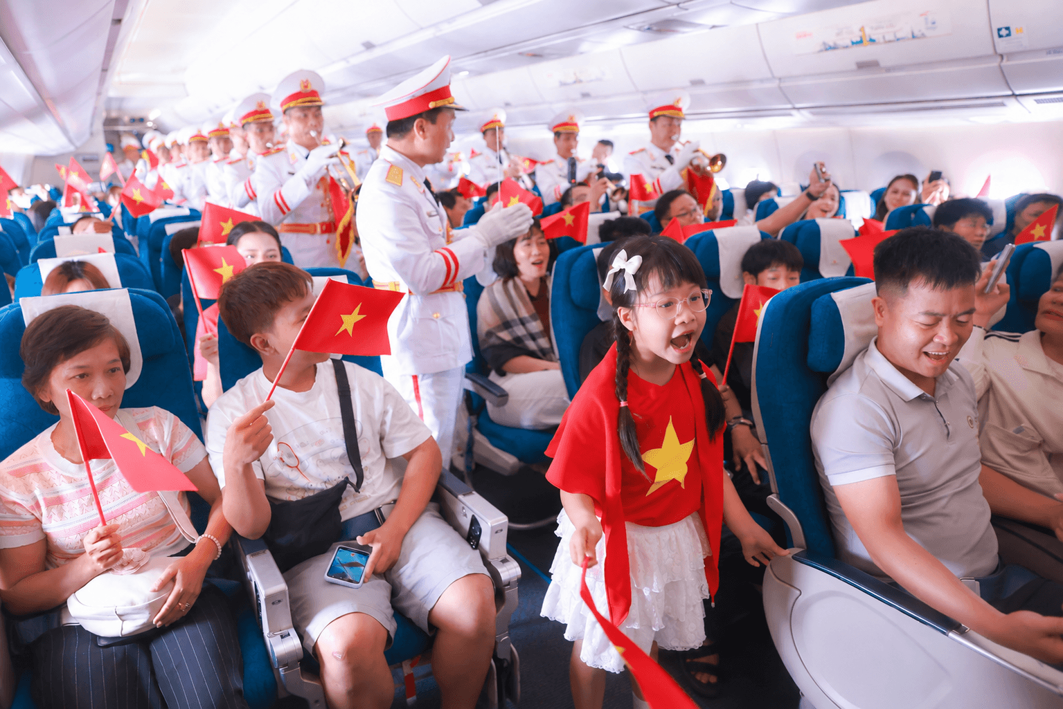 Giữa phần biểu diễn, bé Diệp An, đến từ phường Hoàng Liệt (Hà Nội), bất chợt cất tiếng hát theo giai điệu đang vang lên. Những hành khách ngồi gần em cũng bắt đầu hòa giọng. Từ phần khí nhạc của Đoàn Nghi lễ Quân đội, lời hát dần vang lên giữa các hàng ghế