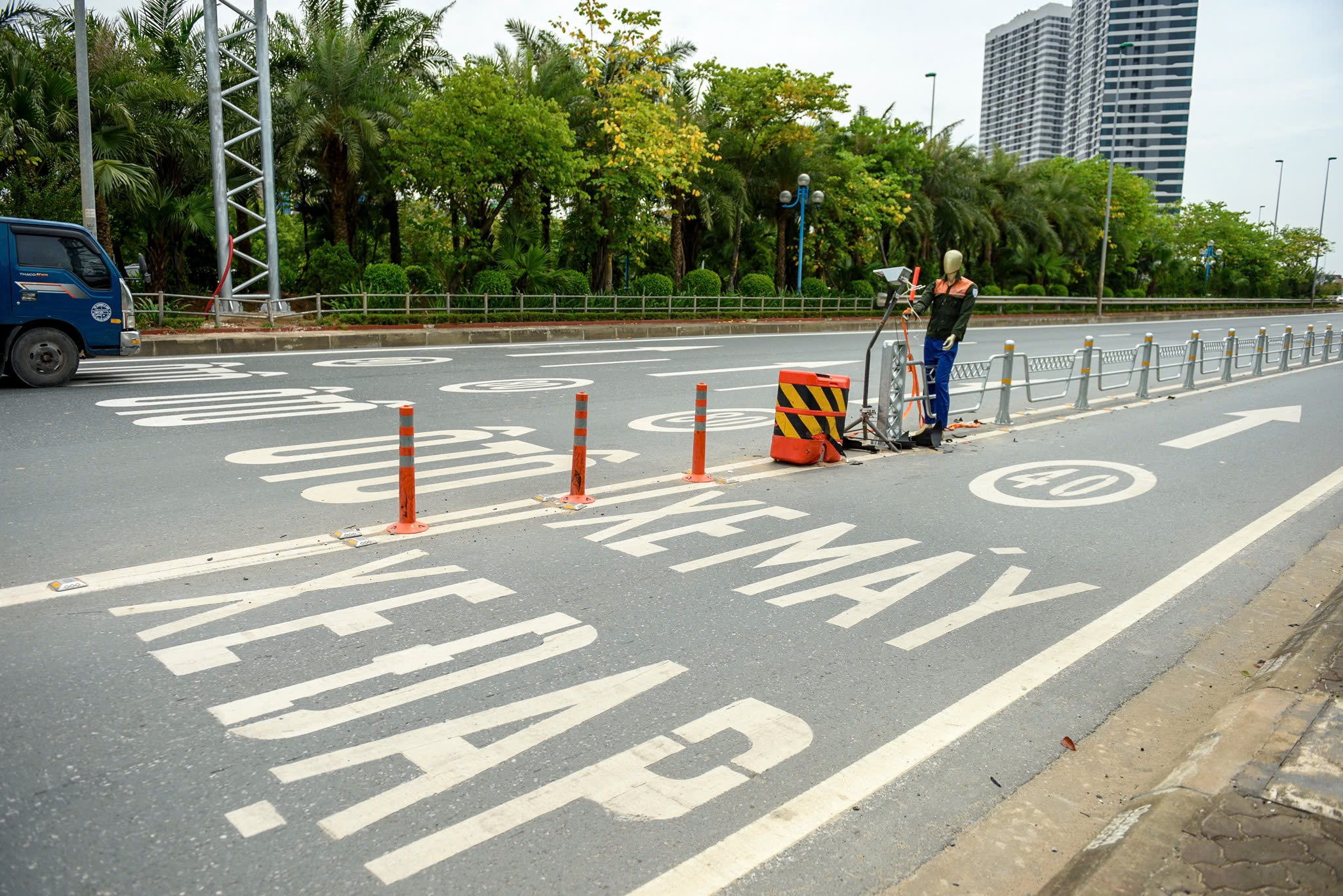 Mặt đường được sơn kẻ tốc độ cho từng làn, từng loại phương tiện