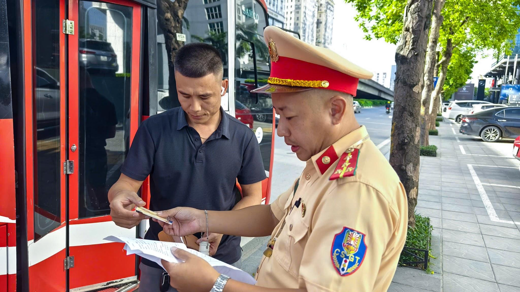 CSGT kiểm soát hoạt động vận tải hành khách