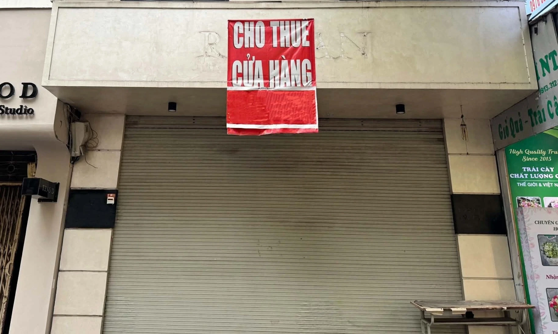 Biển hiệu 'sang nhượng mặt bằng' xuất hiện trên các tuyến phố kinh doanh tại Hà Nội - cho thấy ngay cả một thương hiệu mạnh cũng không bảo đảm cửa hàng nhượng quyền tránh khỏi rủi ro thua lỗ