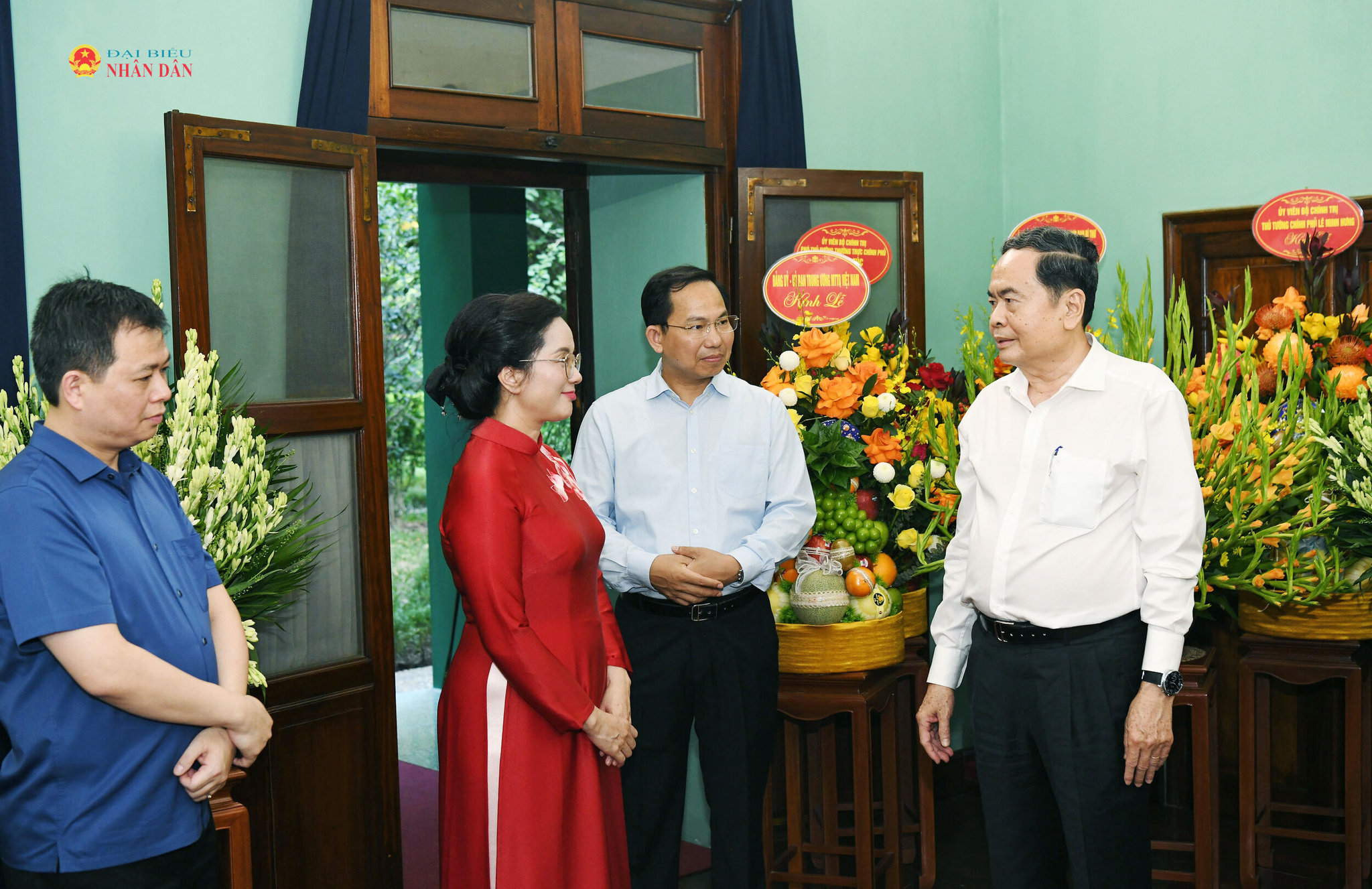 Chủ tịch Quốc hội Trần Thanh Mẫn trò chuyện với các cán bộ, nhân viên Khu Di tích Chủ tịch Hồ Chí Minh tại Phủ Chủ tịch