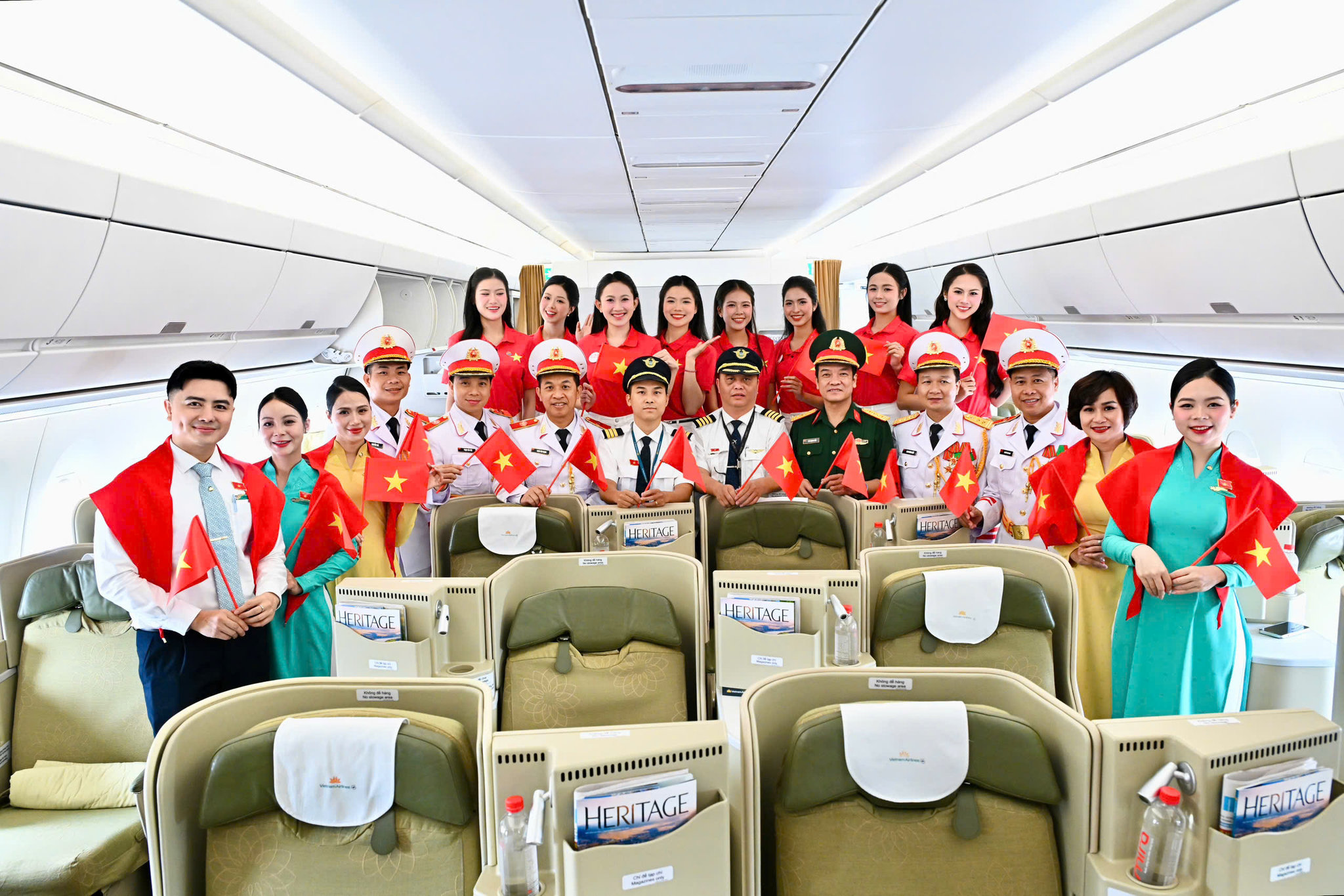 Cán bộ, chiến sỹ Đoàn Nghi lễ Quân đội cùng các thí sinh Hoa hậu Việt Nam sau khi chuyến bay hạ cánh tại sân bay Tân Sơn Nhất
