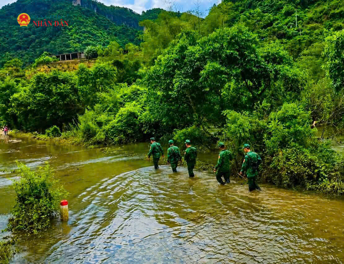 Tại khu vực biên giới, những người lính quân hàm xanh lặng lẽ bám địa bàn, tuần tra, kiểm soát các tuyến đường biên, nắm chắc tình hình, kịp thời phát hiện và ngăn chặn các dấu hiệu vi phạm, không để tội phạm lợi dụng thời điểm nghỉ lễ để hoạt động.