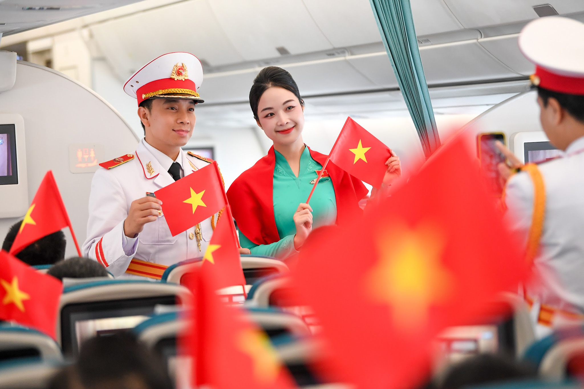 Những lá cờ Tổ quốc được giơ cao từ nhiều hàng ghế khi chương trình bước vào tiết mục cuối
