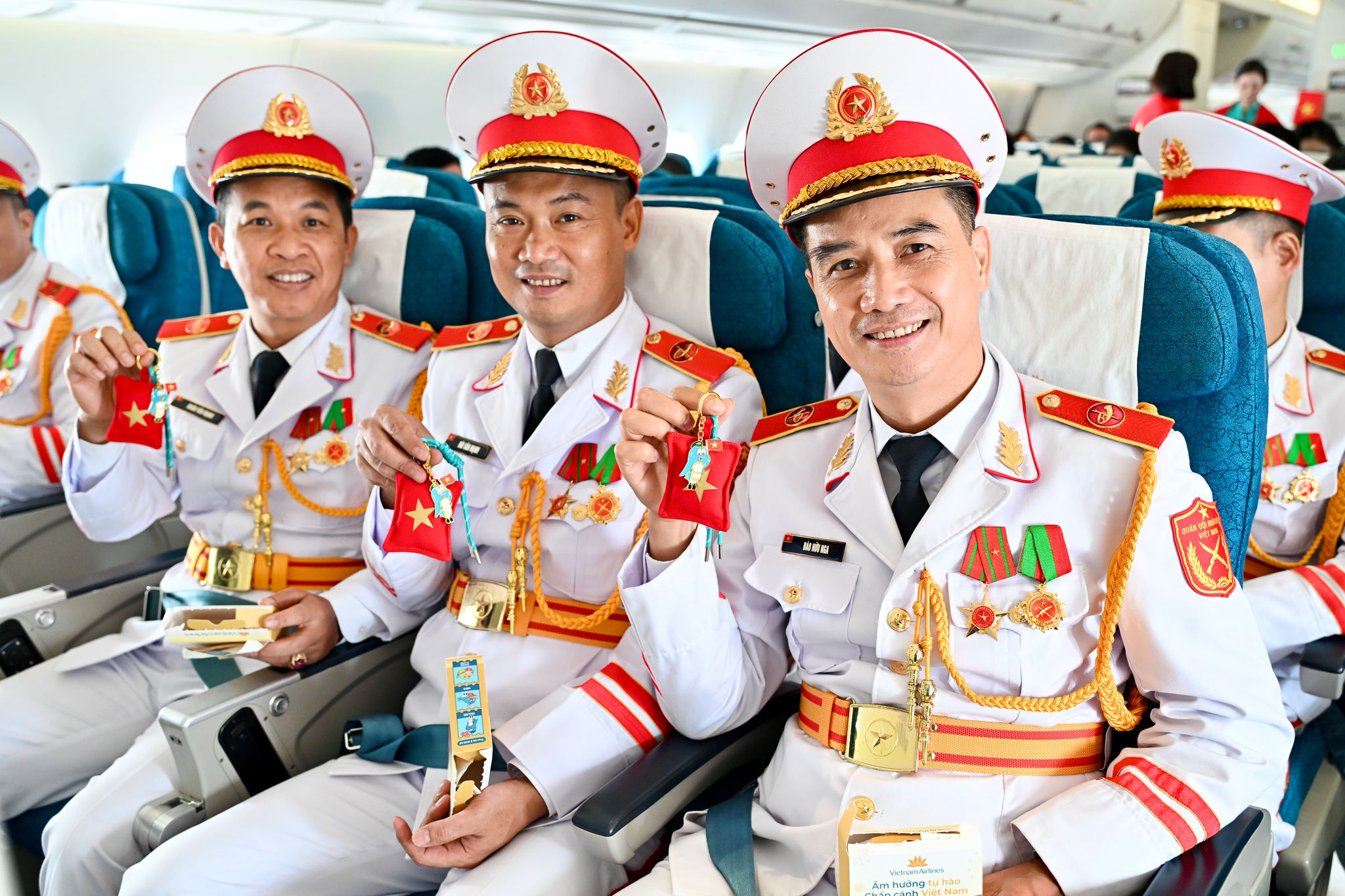 Các thí sinh Hoa hậu Việt Nam và tiếp viên Vietnam Airlines trao quà blind box phiên bản giới hạn mascot chủ đề 2/9 tới hành khách sau chương trình âm nhạc. Chuyến bay hạ cánh tại sân bay Tân Sơn Nhất lúc 10h10. Cán bộ, chiến sỹ Đoàn Nghi lễ Quân đội cùng các thí sinh Hoa hậu Việt Nam chụp ảnh lưu…