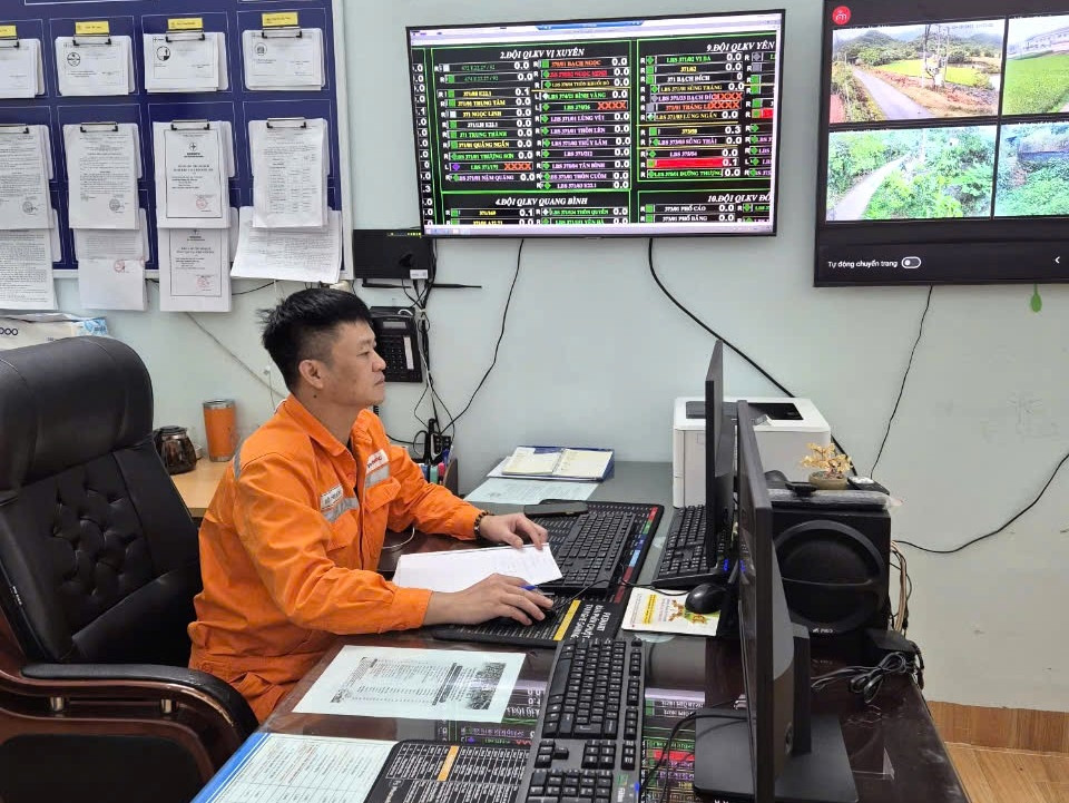 Anh Đỗ Trung Kiên, nhân viên Tổ trực vận hành Điện lực Vị Xuyên, Công ty Điện lực Tuyên Quang thực hiện nhiệm vụ trực vận hành trong dịp Quốc khánh 29. Ảnh NPC