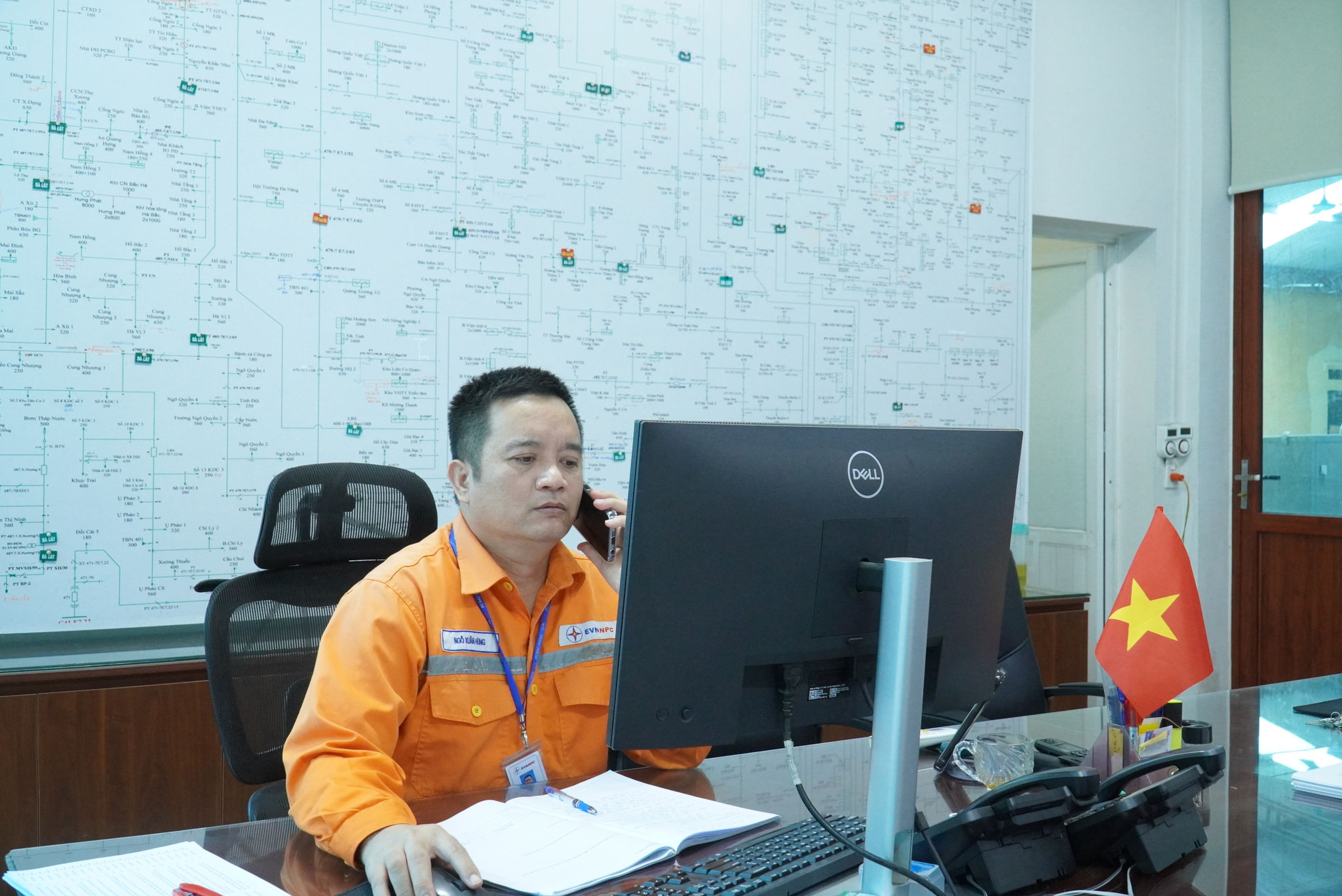Anh Ngô Xuân Hùng, nhân viên trực vận hành Điện lực Bắc Giang, Công ty Điện lực Bắc Ninh theo dõi tình trạng vận hành hệ thống trong ca trực dịp Quốc khánh. Ảnh NPC